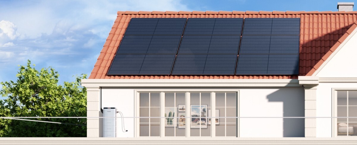 SolarVault 3 Pro Max installée au pied d'une maison équipée de panneaux solaires